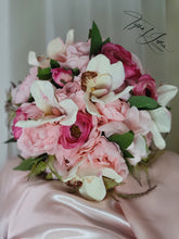 Load image into Gallery viewer, Lady Anne Traditional Round Bouquet
